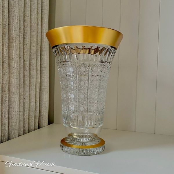 Lọ hoa pha lê chân đế tròn Arcade 35.5cm khảm vàng là một tác phẩm thủ công tinh xảo, mang đậm dấu ấn nghệ thuật pha lê truyền thống của Cộng hòa Séc.