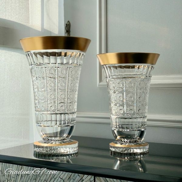 Lọ hoa pha lê chân đế tròn Arcade 35.5cm khảm vàng là một tác phẩm thủ công tinh xảo, mang đậm dấu ấn nghệ thuật pha lê truyền thống của Cộng hòa Séc.