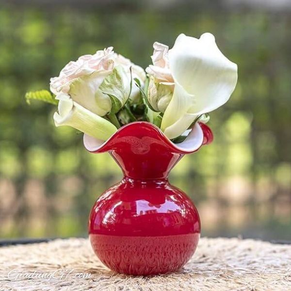 Lọ hoa pha lê IVV Primula đỏ được một số người coi là biểu tượng của sự bảo vệ và an toàn