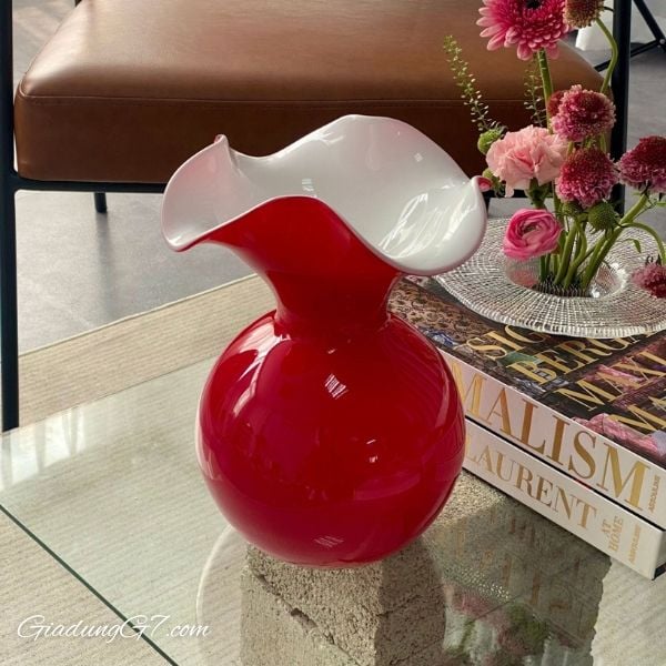 Lọ hoa pha lê IVV Primula đỏ  Lấy cảm hứng từ những cánh hoa dâm bụt đang nở rộ