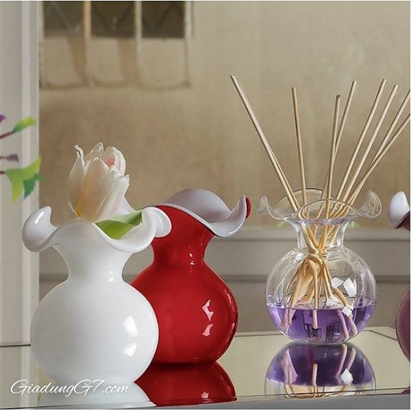 Lọ hoa pha lê IVV Primula đỏ mang vẻ đẹp đơn giản, uyển chuyển vào bất kỳ căn phòng nào.