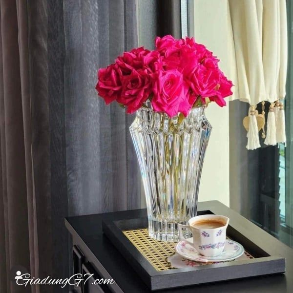 Những bông hoa của bạn, được tắm trong ánh sáng ấm áp của chiếc Lọ hoa Rogaska Crown Jewel 25cm màu trắng.