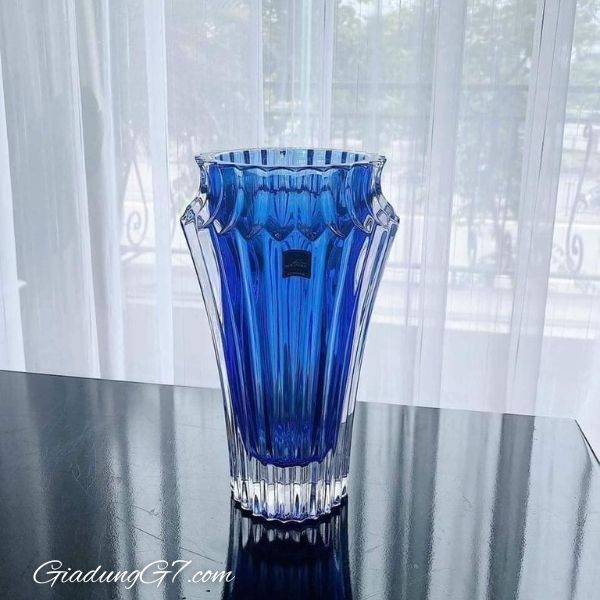 Những bông hoa của bạn, được tắm trong ánh sáng ấm áp của chiếc Lọ hoa Rogaska Crown Jewel 25cm.