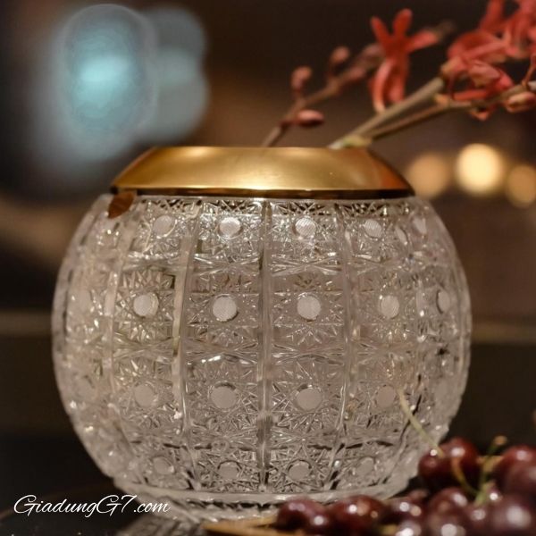 Lọ hoa pha lê cầu tròn Arcade 20.5cm Chất liệu pha lê sáng bóng, không dễ trầy xước, giữ được độ mới lâu dài.