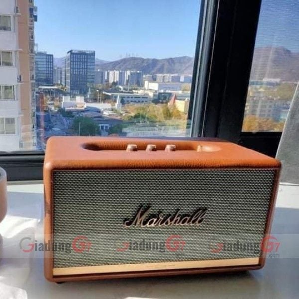 Loa Bluetooth Marshall Acton 2 không có nhiều sự khác biệt về thiết kế so với phiên bản trước. Lớp ê căng vẫn giữ được vẻ ngoài và đặc trưng của hãng.