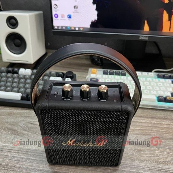 Loa bluetooth Marshall StockWell II được thiết kế với các núm điều chỉnh analog ở mặt trên của loa, vì vậy nên bạn hoàn toàn có thể điều chỉnh thông số bass/treble phù hợp với nhu cầu sử dụng ở mỗi thời điểm khác nhau.