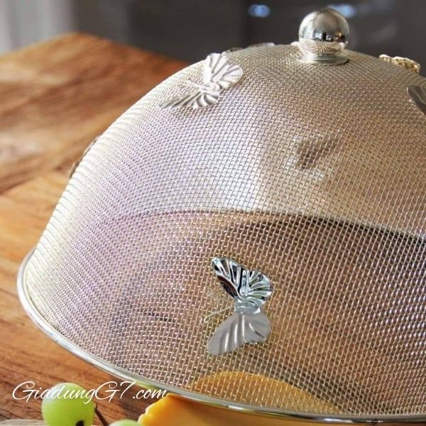 Lồng bàn mạ bạc Edzard 30cm Chất liệu: Thép không gỉ mạ bạc, hoạ tiết bướm mềm mại, tinh tế