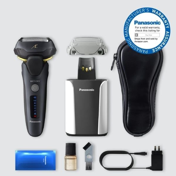 Panasonic ES LV97 đi kèm với chân đế tự động sạc và vệ sinh