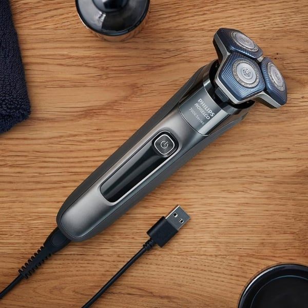 Máy cạo râu Philips S7887/82 Series 7200 mang đến trải nghiệm cạo râu vượt trội với công nghệ SenseIQ tiên tiến, giúp cạo sát và bảo vệ làn da hiệu quả.