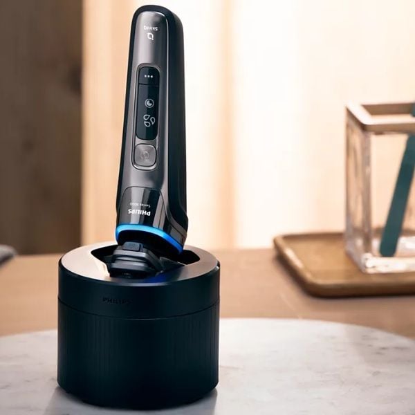 Với Quick Clean Pod, Máy cạo râu Philips serie 9000 S9987/59 có thể được làm sạch hoàn toàn trong vòng 1 phút