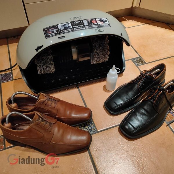 Máy đánh giày Caso ShoeShine 100M Bao gồm 3 bàn chải xoay: bàn chải thô để loại bỏ bụi bẩn