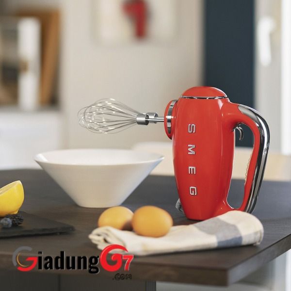 Máy trộn bột cầm tay Smeg HMF01 - Thương hiệu Smeg của Ý, nổi tiếng với việc tạo ra các thiết bị nhà bếp với công nghệ mới nhất nhưng rất cá tính.