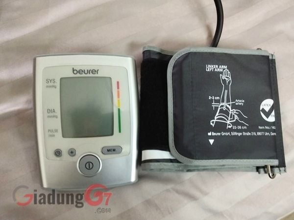 Máy đo huyết áp bắp tay Beurer BM35 với thân máy màu xanh và trắng trông sang trọng được xây dựng xung quanh màn hình hiển thị LCD cực lớn