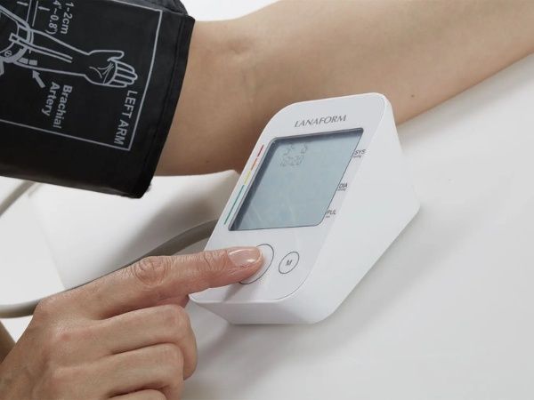 Máy đo huyết áp bắp tay Lanaform ABPM-100 hiển thị Trung bình của tất cả các giá trị được ghi ​​và huyết áp trong 7 ngày qua (sáng và tối)