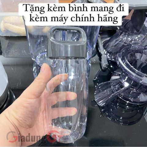 Tặng kèm bình nước mang đi