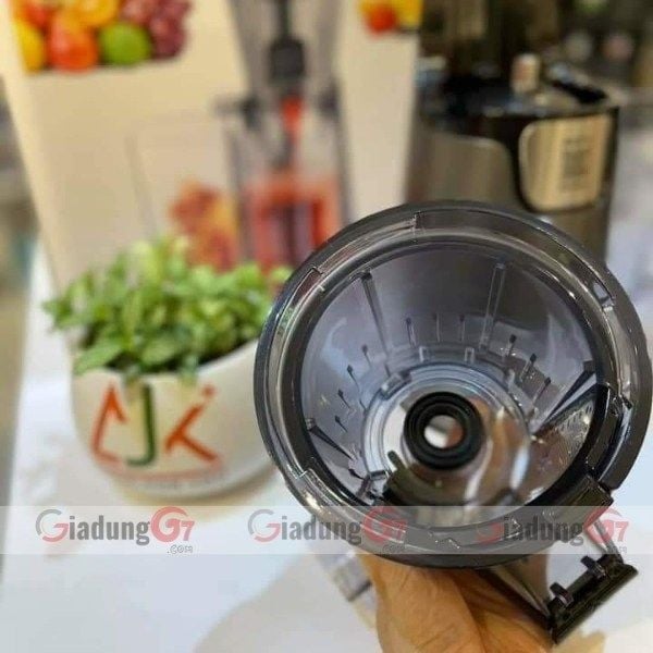 Máy ép chậm Severin ES 3571 dễ vệ sinh, được áp dụng công nghệ ép chậm tiên tiến và chức năng xoay ngược tiện dụng tránh tắc nghẽn.