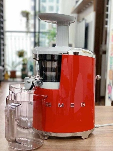 Máy ép chậm Smeg SJF01RDEU màu đỏ Chức năng đảo ngược cực kỳ hữu ích