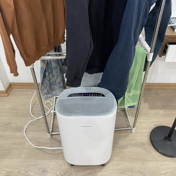 Máy hút ẩm Glucklich GLD30 PRO 30L/ngày được trang bị tay cầm và 4 bánh xe