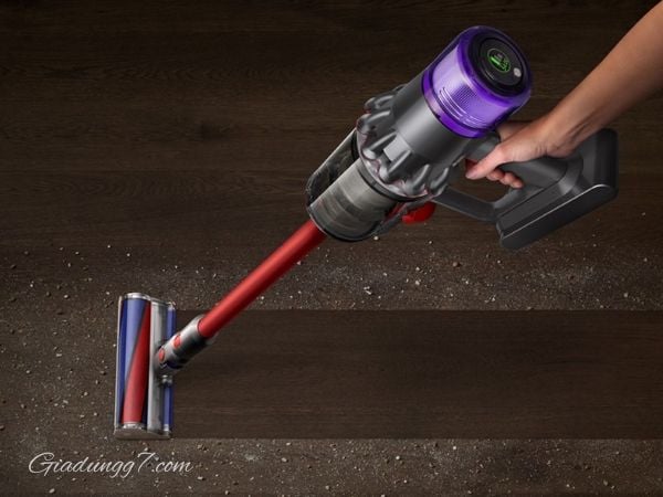 Máy hút bụi không dây Dyson đang làm sạch bụi trên sàn gỗ