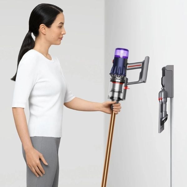 Máy hút bụi Dyson V12 Detect Slim Extra đặt vào đế sạc gắn trên tường, sẵn sàng cho lần hút bụi tiếp theo của bạn.