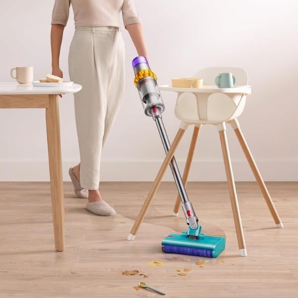 Máy hút bụi lau sàn Dyson V15s Detect Submarine Absolute rửa sạch sàn cứng bằng nước sạch từ đầu đến cuối.