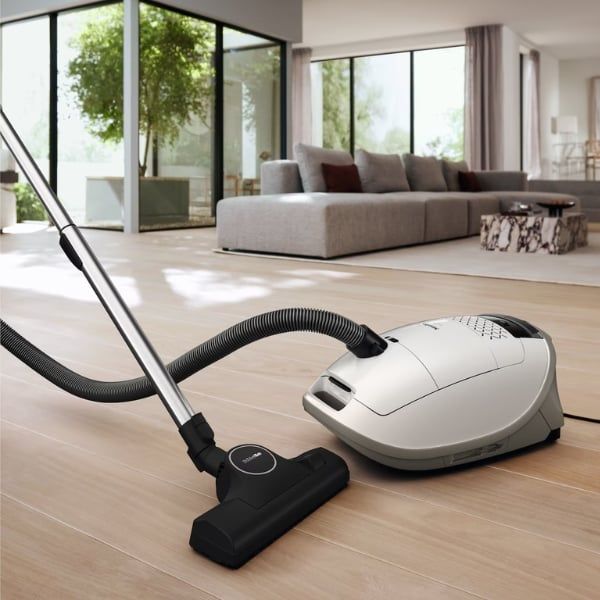 Máy hút bụi Miele Guard M1 S8380 giúp bạn làm sạch một cách kỹ lưỡng và chi tiết.