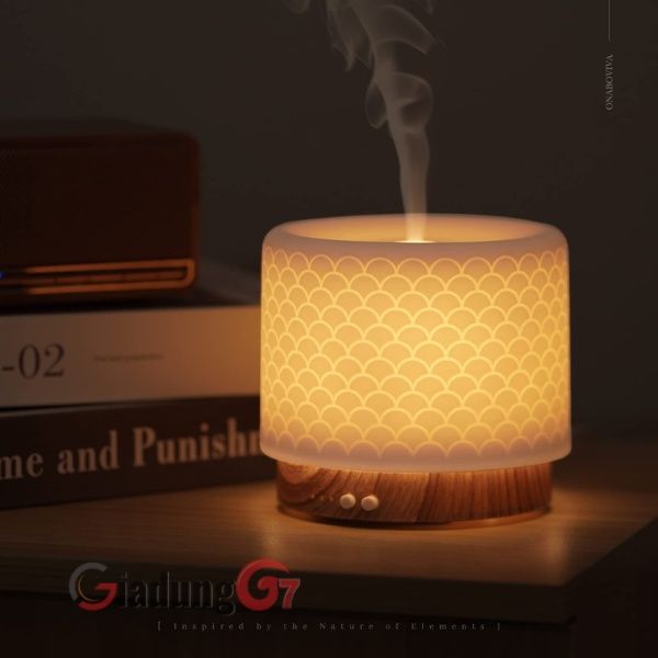 Máy khuếch tán tinh dầu Lanaform Moya LA120322 có vỏ gốm truyền ánh sáng dịu nhẹ và đế tre tự nhiên kết hợp sự thoải mái và chất lượng.