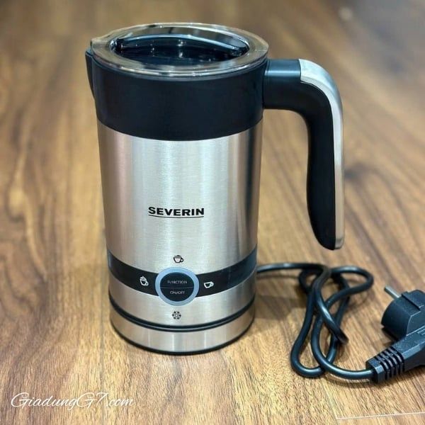 Máy đánh bọt sữa Severin SM3584 này là sự bổ sung hoàn hảo cho bất kỳ nhà bếp nào, giúp bạn tạo ra đồ uống theo phong cách quán cà phê ngay tại nhà.