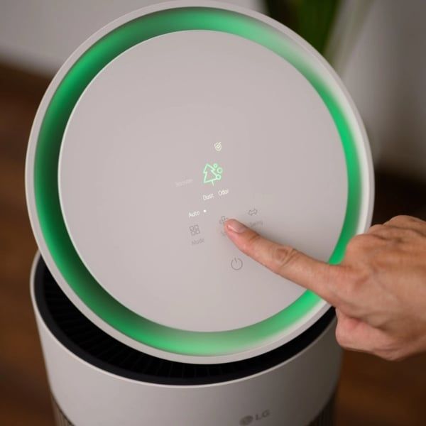 Máy lọc không khí LG PuriCare Aero Booster Pet AS55GGSY0 có Ứng dụng LG ThinQ giúp kiểm soát chất lượng không khí