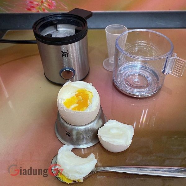 Máy luộc trứng mini WMF Với công suất 56W, giúp luộc trứng siêu nhanh