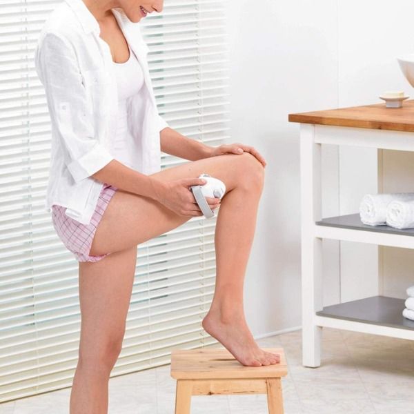 Máy massage cầm tay Beurer CM50 chống sần phù hợp với chân, bắp tay, hông và mông nhờ hình dáng tiện dụng và tay cầm có thể điều chỉnh riêng