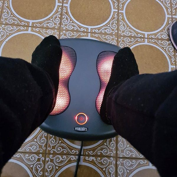 Máy massage chân HoMedics FMS-230H nhỏ gọn với trọng lượng 4,54kg và kích thước 12cm x 34,5cm x 34,5cm