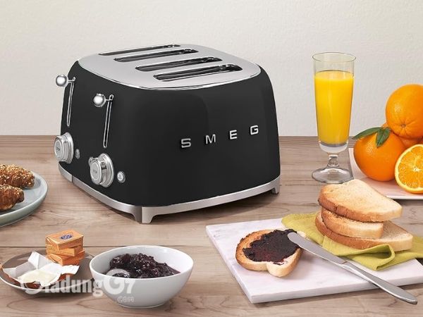 Máy nướng bánh mì Smeg TSF03BLEU màu đen cung cấp các chương trình tự động làm nóng và rã đông.