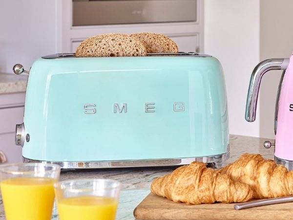 Máy nướng bánh mì Smeg TSF02PGEU màu xanh 2 khe có Diện tích nướng lớn