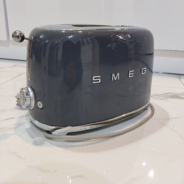 Máy nướng bánh mỳ Smeg TSF01GREU có Khay đựng vụn bằng thép không gỉ có thể tháo rời