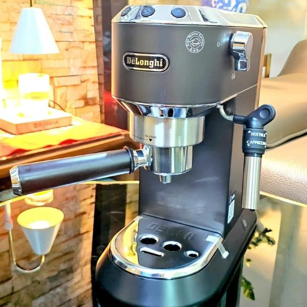 Pha Espresso bằng máy piston De'Longhi Dedica Style EC685.BK sử dụng một bộ điều nhiệt và áp suất 15 bar đảm bảo hương vị và hương vị hoàn hảo.