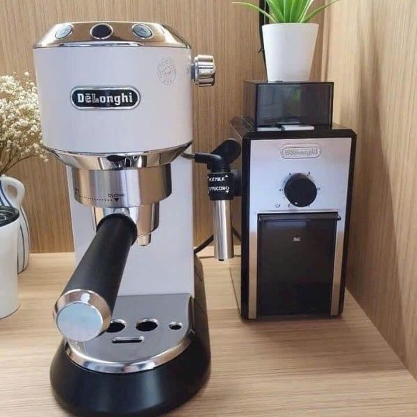 Máy pha cà phê Delonghi Dedica Style EC685.M sử dụng một bộ điều nhiệt và áp suất 15 bar đảm bảo hương vị và hương vị hoàn hảo