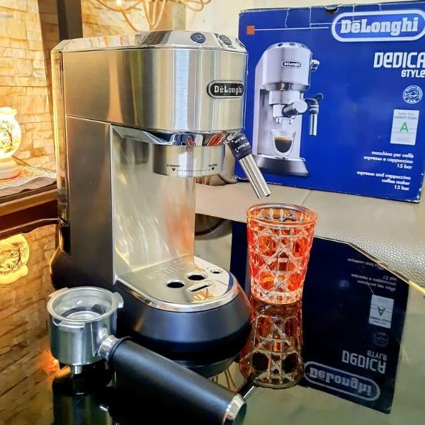 Máy pha cà phê Delonghi Dedica Style EC685.M Khay nhỏ giọt linh hoạt