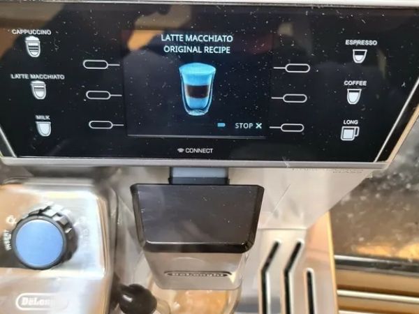 Máy pha cà phê Delonghi ECAM 550.85.MS PrimaDonna Class Thao tác trực quan nhờ màn hình TFT 3,5 inch và các nút cảm ứng cảm biến.