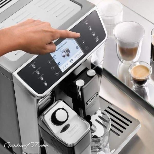 Thưởng thức đồ uống espresso Ý yêu thích của bạn từ quầy bếp với Máy pha cà phê Delonghi Prima Donna Elite ECAM 656.55.MS màu bạc mới.