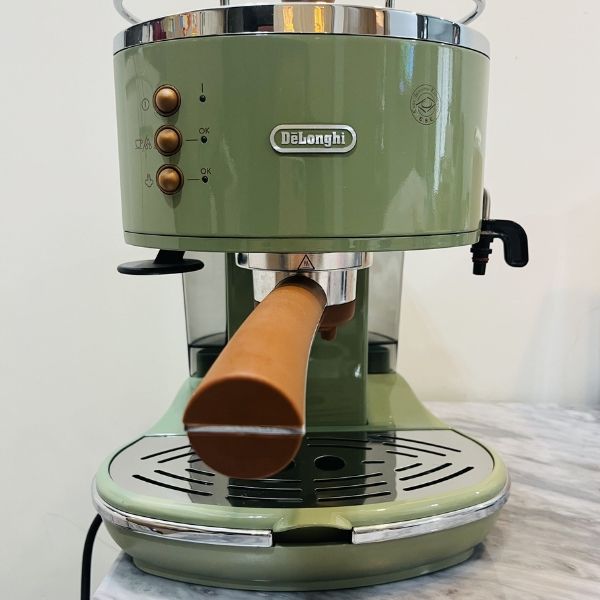 Máy pha cà phê De’Longhi ECOV311 Thiết kế cổ điển Icona Vintage phong cách Ý sang trọng, màu be hài hòa, góp phần làm đẹp không gian sử dụng.