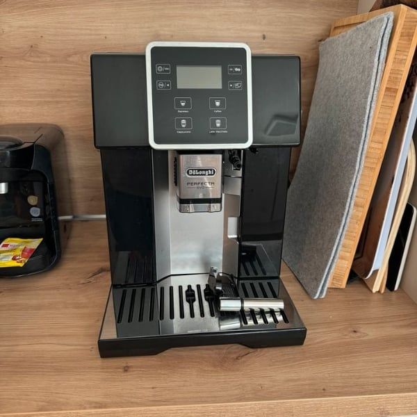 Máy pha cà phê DeLonghi ESAM 428.40.BS Perfecta Evo với Hệ thống tạo bọt sữa LatteCrema có chức năng làm sạch hoàn toàn tự động