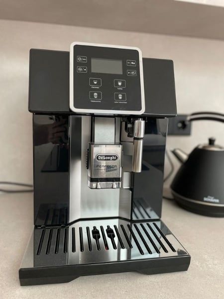 Máy pha cà phê DeLonghi ESAM 428.40.BS Perfecta Evo với 4 nút chọn trực tiếp trên bảng điều khiển