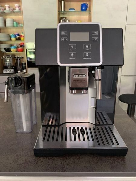 Máy pha cà phê DeLonghi ESAM 428.40.BS Perfecta Evo tạo ra 9 loại cà phê và sữa đặc biệt được cài đặt sẵn