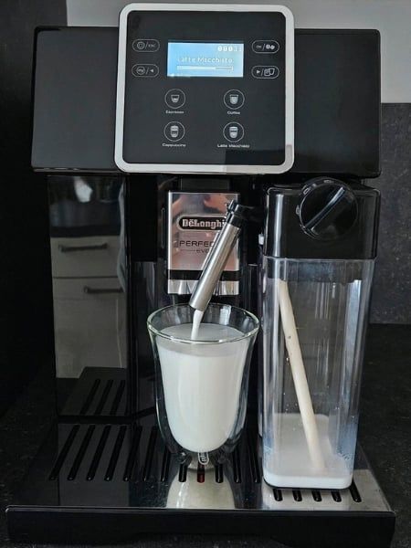 Máy pha cà phê DeLonghi ESAM 428.40.BS Perfecta Evo giúp bạn luôn có được những hạt cà phê xay tươi