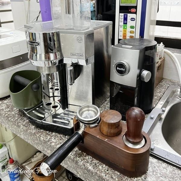 Máy pha cà phê Delonghi Espresso EC850.M Dễ sử dụng