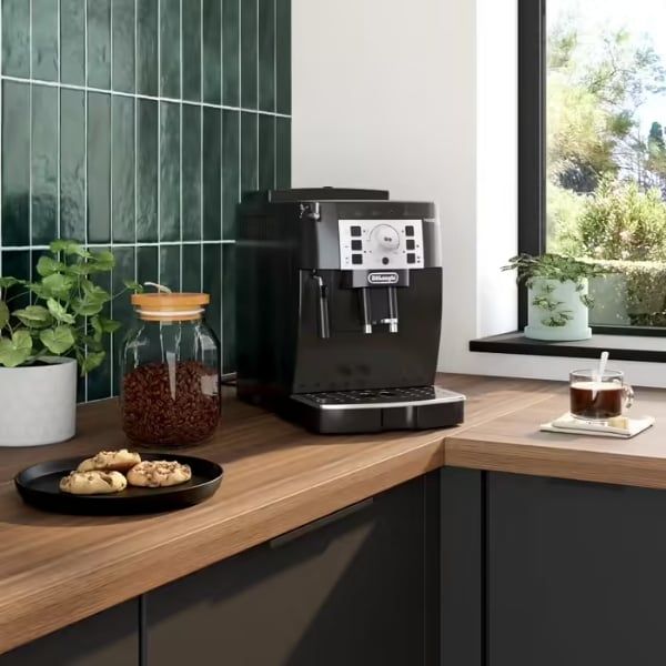 Máy pha cà phê Delonghi Magnifica S ECAM 22105B với 4 nút chọn trực tiếp cho 2 loại cà phê: Espresso, Coffee Vòi đánh sữa thủ công cho bọt sữa mịn hoàn hảo