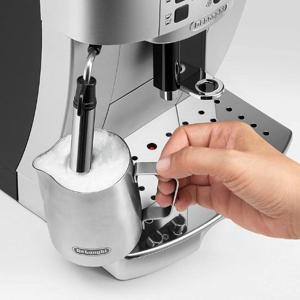 Chỉ là bấm nút điều khiển, Máy pha cà phê Delonghi Magnifica S Ecam 22.110SB sẽ tự động xay hạt cà phê, và pha cho bạn những ly cà phê Espresso hảo hạng chuẩn vị Ý