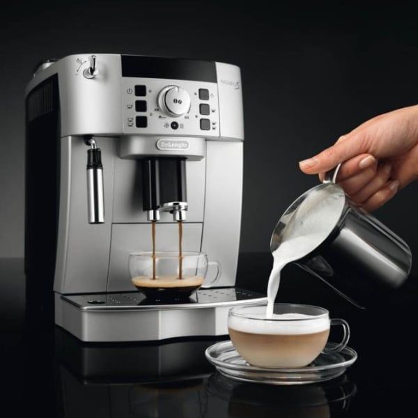 Máy pha cà phê Delonghi Magnifica S Ecam 22.110.SB với các nút chọn trực tiếp và điều khiển xoay giúp thiết lập dễ dàng khối lượng cafe và lượng nước cho mỗi ly cafe.