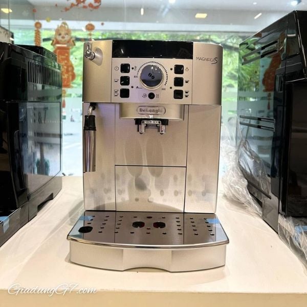 Máy pha cà phê Delonghi Magnifica Ecam 22.110.SB  là chiếc máy pha cà phê Espresso tự động phổ biến sản xuất nguyên chiếc tại Châu Âu (Romania).